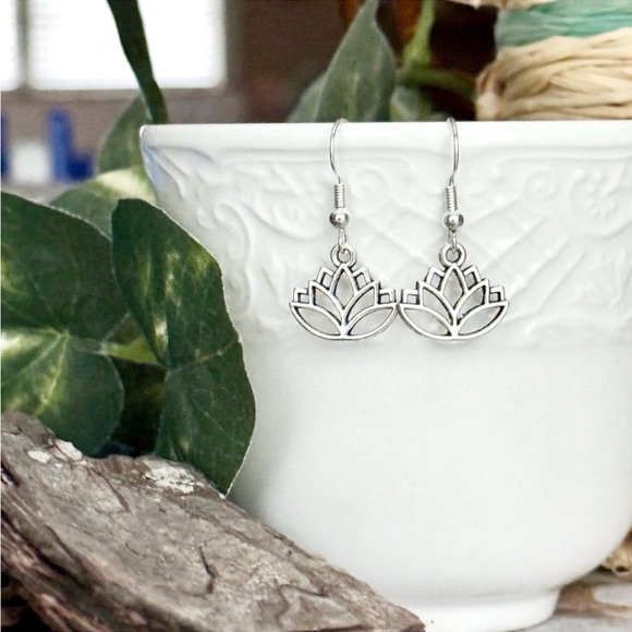 5 For $25💫Silver Lotus Flower Dangles Earrings - Picture 8 of 8